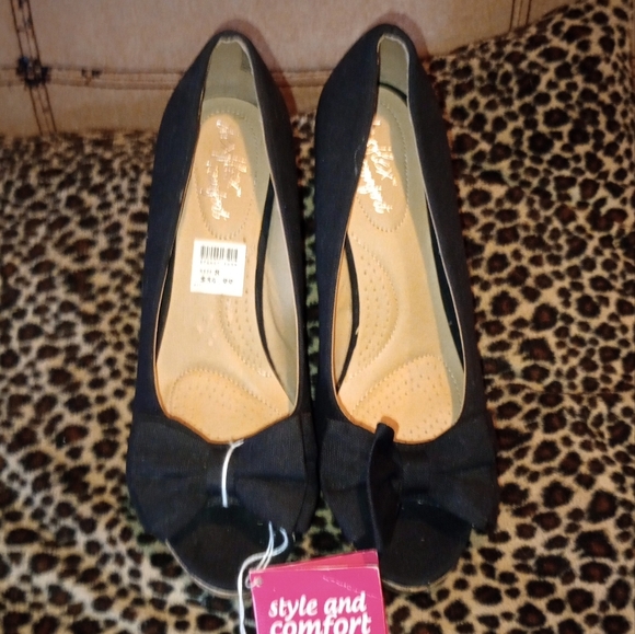 dexflex comfort Shoes - NWT ( sz.8 ) Dexflex Black Peep Toe Bowed Wedges